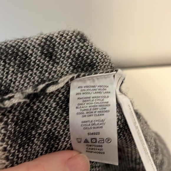 Loft Plus NWT Size 16/18 Wool Blend VNeck Sweater. - Picture 3 of 3